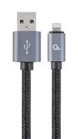 Geflochtenes USB-Kabel mit einem Standard-USB-A-Stecker auf der einen Seite und einem Apple-Lightning-Anschluss auf der anderen Seite.