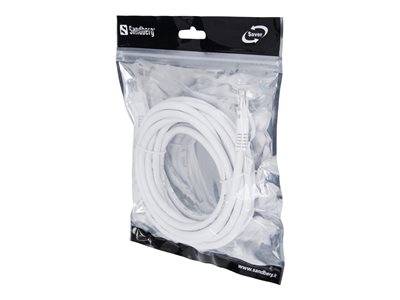 Verpacktes weißes Sandberg-Kabel in einer durchsichtigen Plastiktüte mit schwarzer Kopfzeile und Aufhängeschlitz.