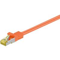 Oranges Ethernet-Kabel mit RJ45-Stecker auf weißem Hintergrund.