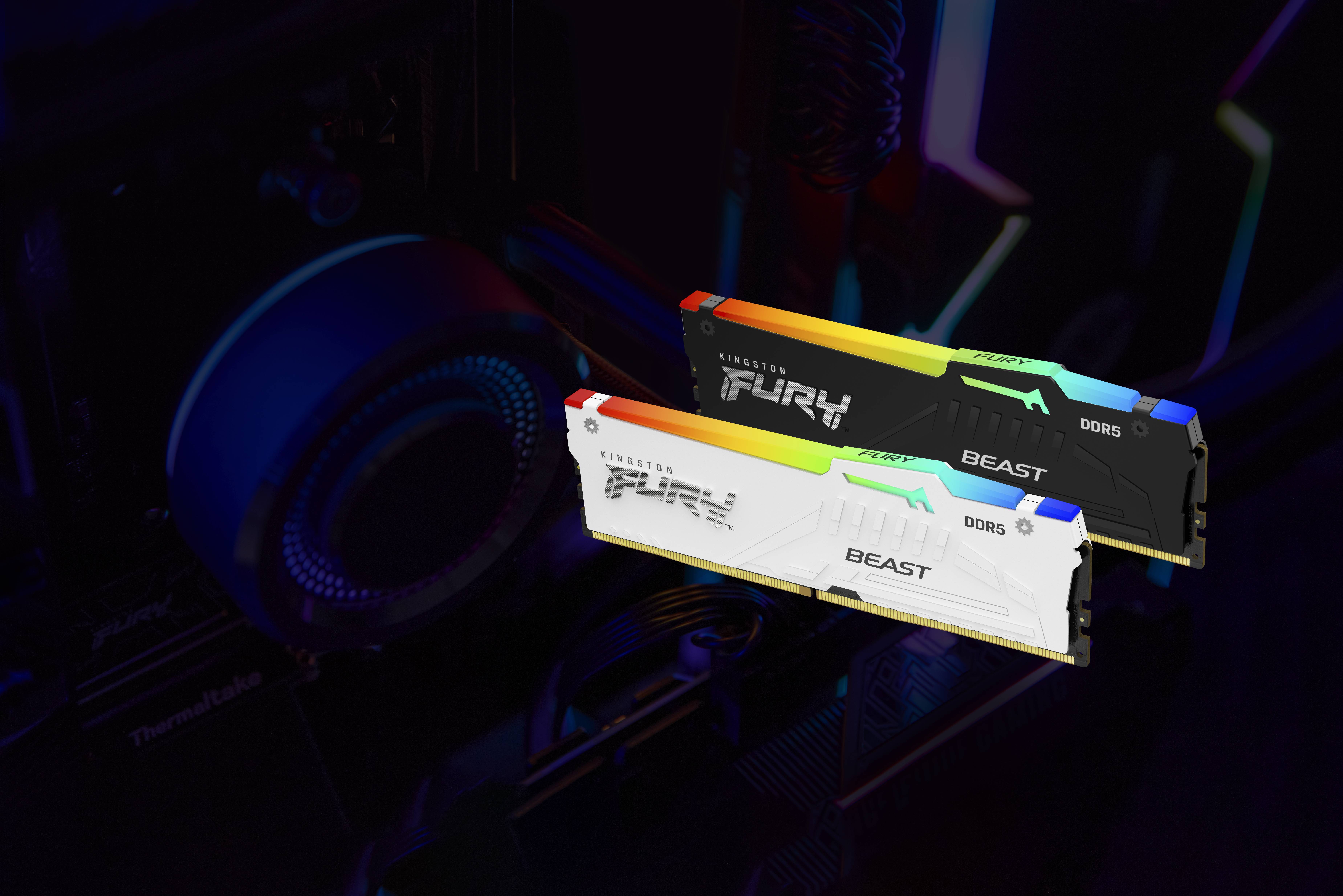 Zwei Kingston Fury Beast DDR5-Speichermodule, eines weiß und eines schwarz, mit RGB-ähnlichen Akzentstreifen, gezeigt vor einem dunklen Gaming-ähnlichen Hintergrund.