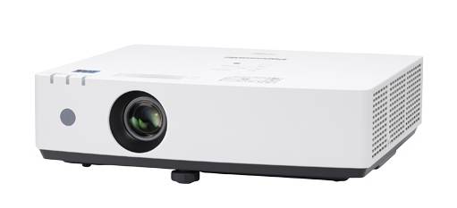 Weißer Multimediaprojector von vorne links gezeigt, mit großem Objektiv und Lüftungsgittern auf weißem Hintergrund.