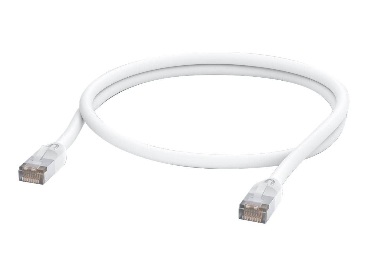 Weißes Ethernet-Kabel mit RJ45-Steckern an beiden Enden, aufgewickelt auf einfachem Hintergrund.