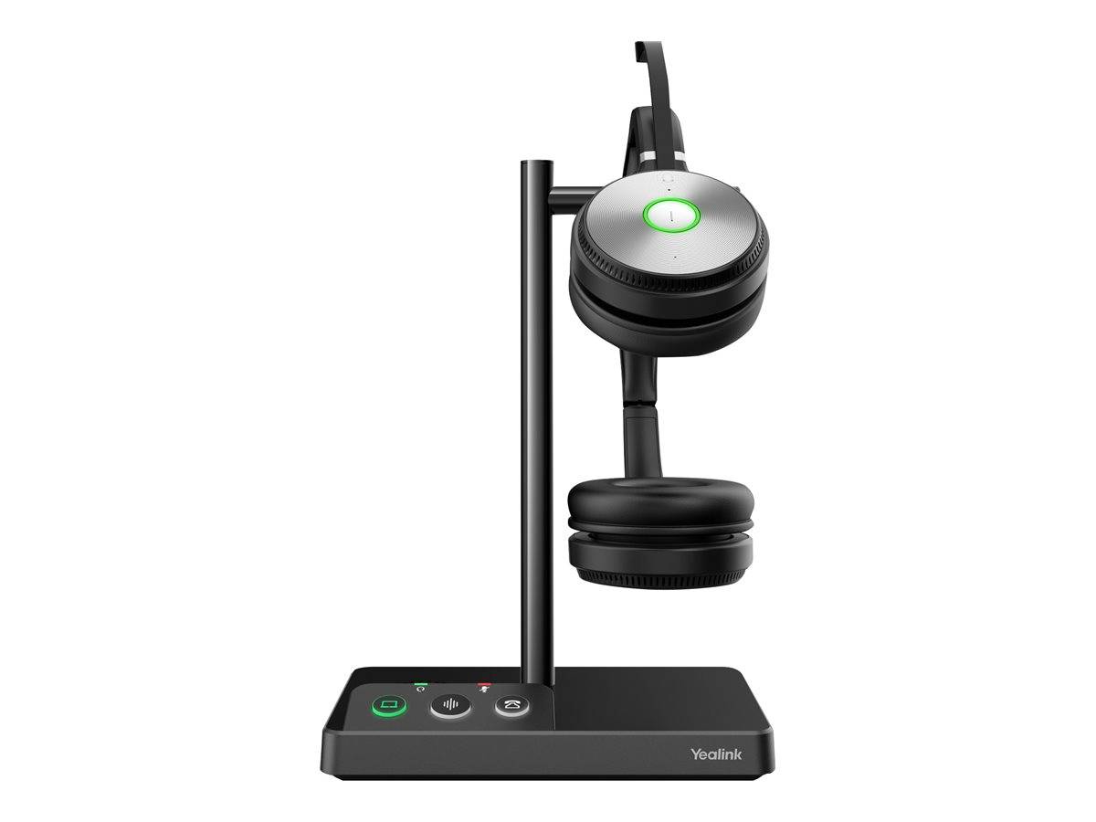 Schwarzes Yealink-Kopfhörer-Dock mit einem hängenden Over-Ear-Kopfhörer auf einem Ständer, auf weißem Hintergrund dargestellt.