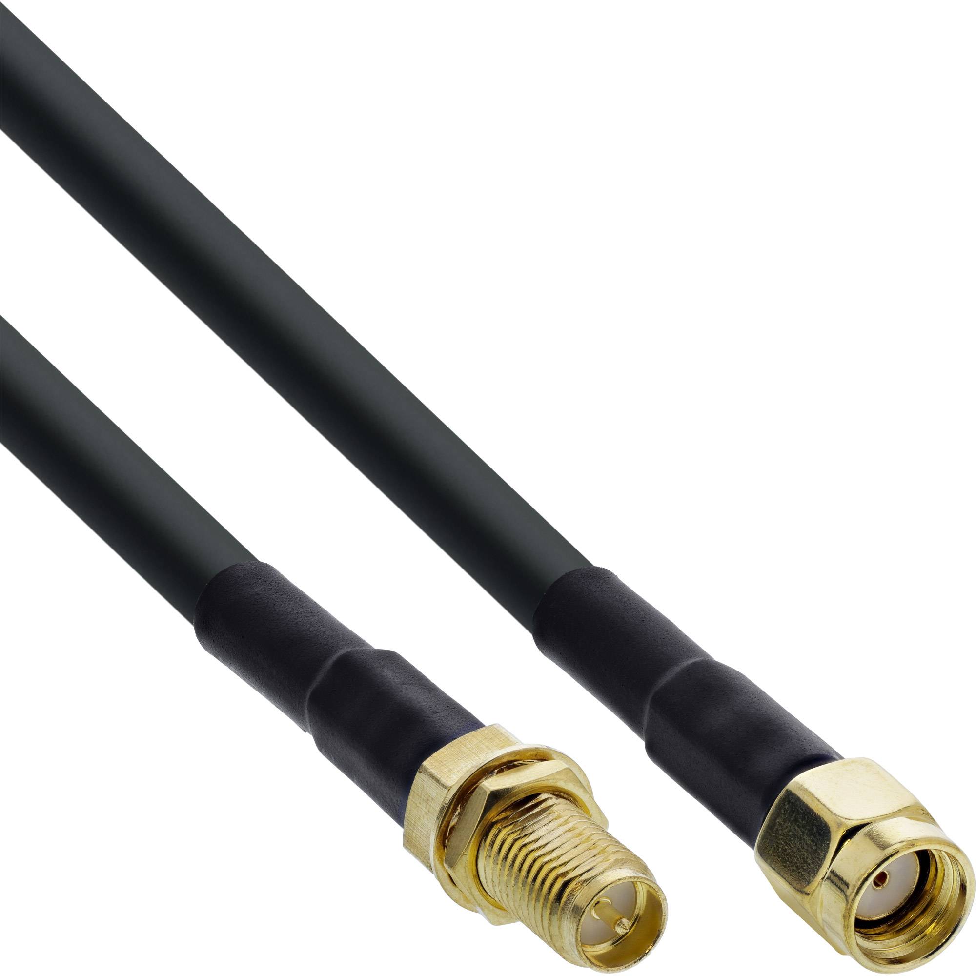Zwei schwarze koaxiale Kabel mit Goldsteckern auf weißem Hintergrund, in Nahaufnahme gezeigt.