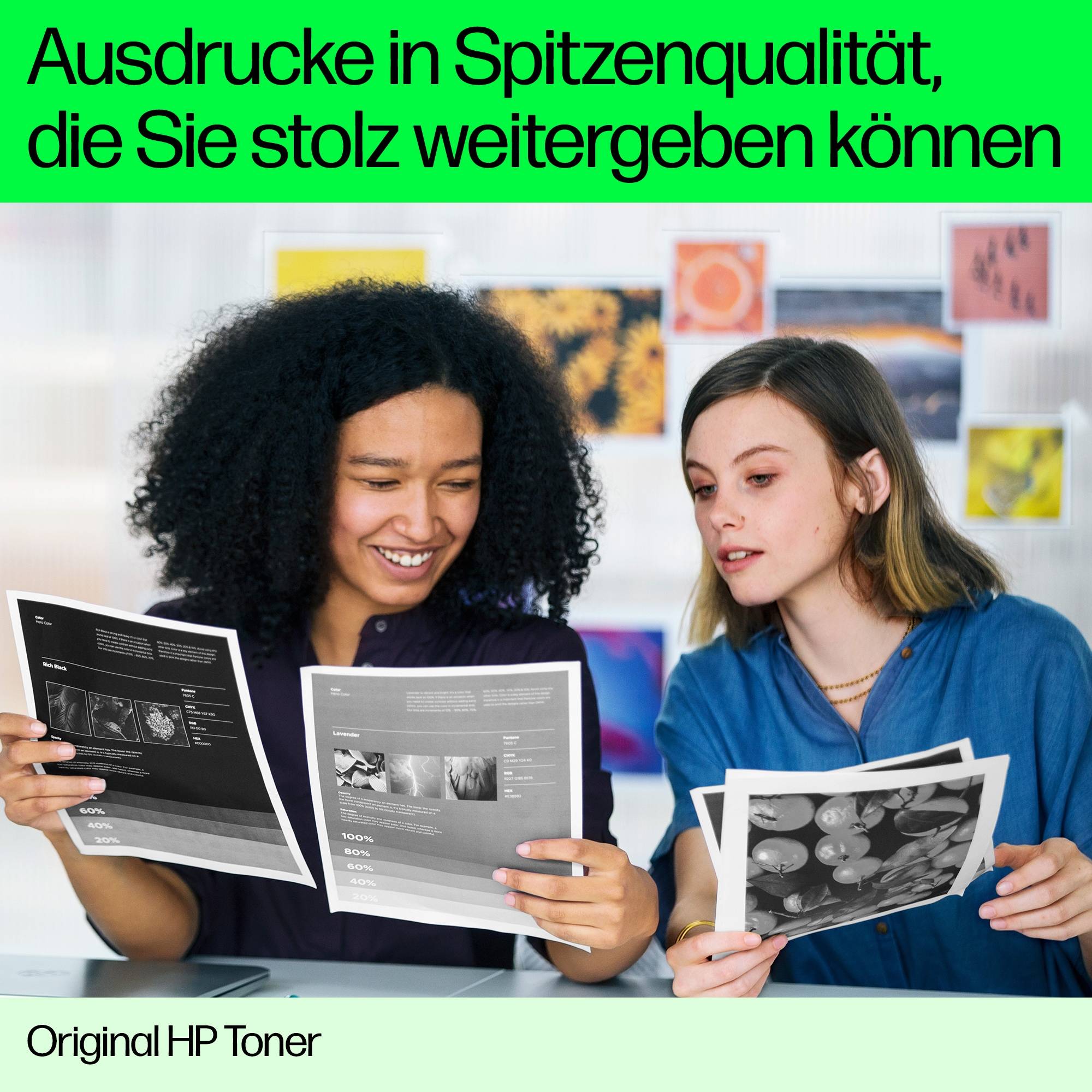 # Zwei Frauen überprüfen gedruckte Dokumente, während sie lächeln; die deutsche Überschrift lautet „Ausdrücke in Spitzenqualität, die Sie stolz weitergeben können