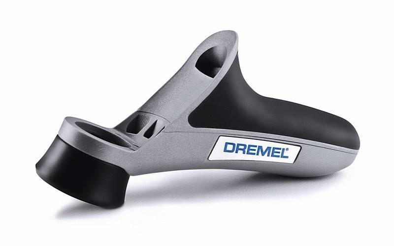 Nahaufnahme eines Dremel-Werkzeugs mit einem schwarz-silbernen Griff, der sein ergonomisches Design hervorhebt. Das Logo 'DREMEL' ist seitlich sichtbar.