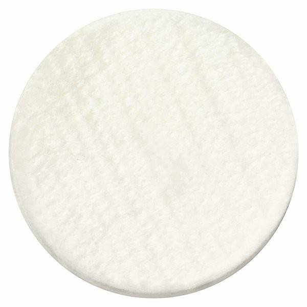 Ein rundes, strukturiertes weißes Pad, das typischerweise für kosmetische oder Hautpflegezwecke verwendet wird, liegt auf einem einfarbigen Hintergrund.