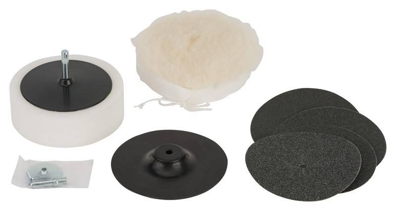 Ein Set von Polier- und Schleifwerkzeugen, einschließlich eines Wollpads, Schaumstoffpads, Stützscheibe und Schleifpapierscheiben, die auf einem weißen Hintergrund angeordnet sind.