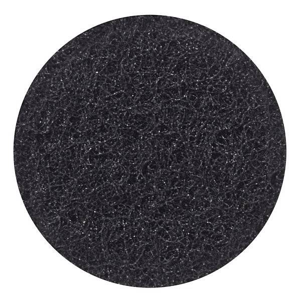 Eine Nahaufnahme eines schwarzen, strukturierten kreisförmigen Reinigungspads, die detaillierte Einzelheiten der faserigen Materialbeschaffenheit zeigt.