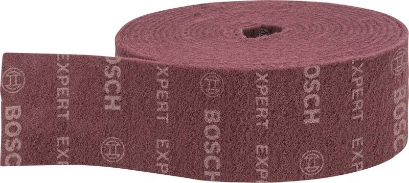 Eine Rolle mit brauner Schleifunterlage mit wiederholt aufgedrucktem 'Bosch Expert' auf der Oberfläche, die zum Glätten von Oberflächen in der Holz- oder Metallbearbeitung verwendet wird.