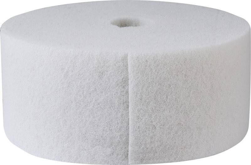 Ein großer weißer Reinigungsschwamm mit kreisförmiger Form, aufrecht stehend, der seine Textur und Dicke präsentiert.