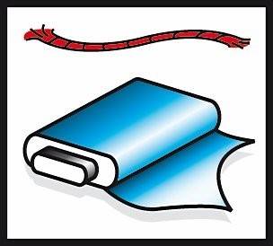 Eine blaue Yogamatte, die sich auf dem Boden ausrollt. Darüber ein stilisiertes rotes Design, das einer verdrehten Schnur oder Ranke ähnelt.