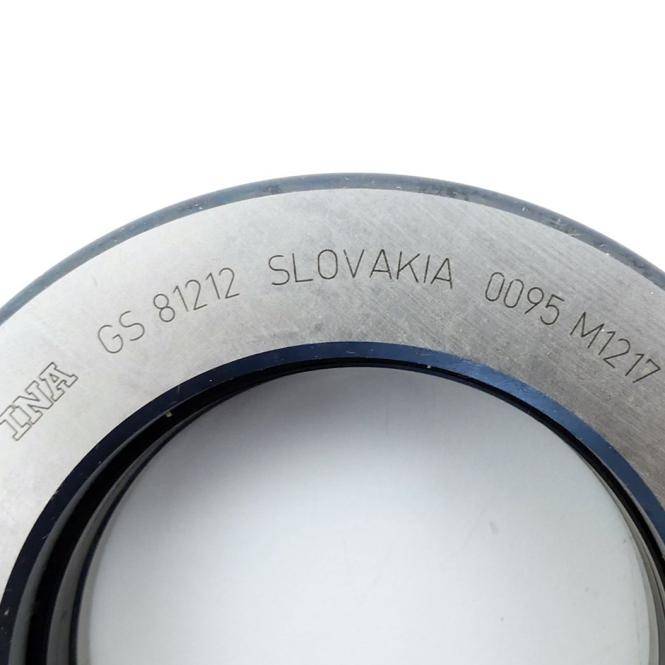 Nahaufnahme eines Metalllagerings mit der Gravur 