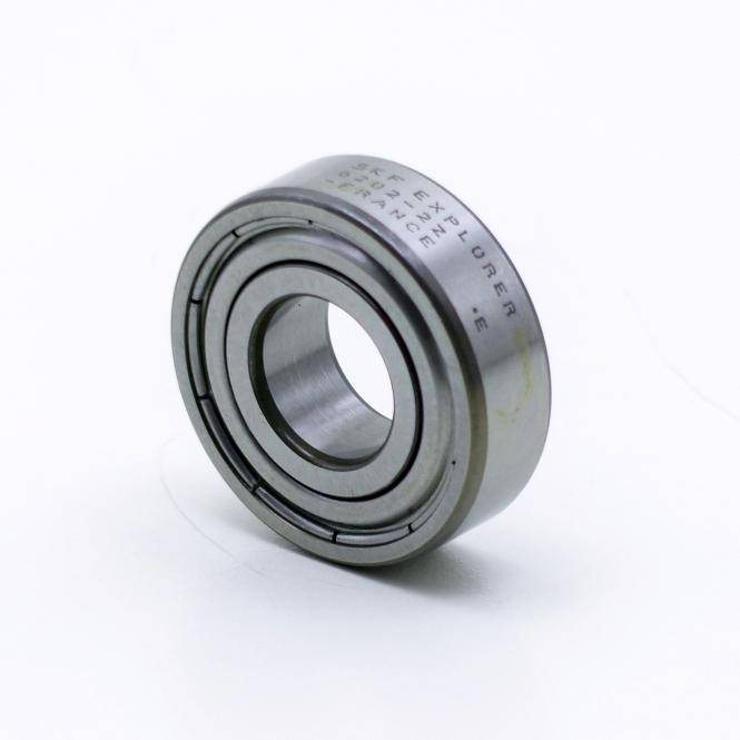 Eine Nahaufnahme eines Metallkugellagers mit einem inneren Ring und dunklen Dichtungen, gezeigt auf einem einfachen weißen Hintergrund.