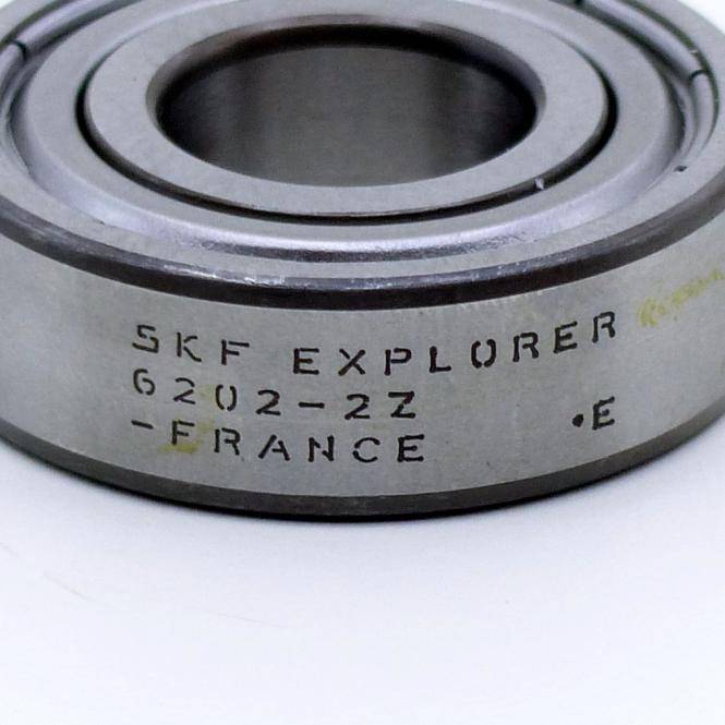Nahaufnahme eines Metall-Kugellagers mit der Bezeichnung „SKF EXPLORER 6202-2Z FRANCE