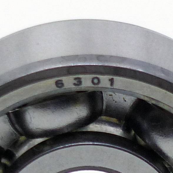 Nahaufnahme einer Metallkugellagers mit der Prägung „6301