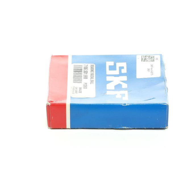 Blaue SKF-Markenbox mit roter Endecklappe und Produktetiketten, dargestellt auf weißem Hintergrund.