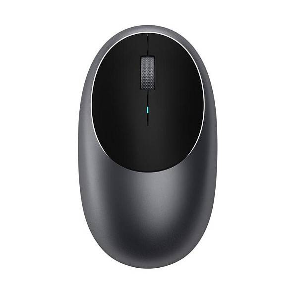Schwarze kabellose Computermaus von oben auf weißem Hintergrund dargestellt, mit einem zentralen Scrollrad und einem einzelnen blauen Anzeigelicht.