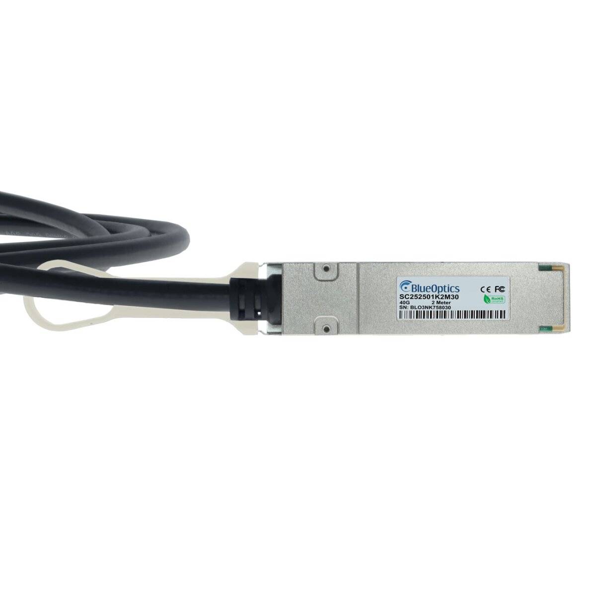 Nahaufnahme eines BlueOptics Faseroptik-Transceiver-Moduls mit angekabeltem schwarzem Kabel auf weißem Hintergrund.