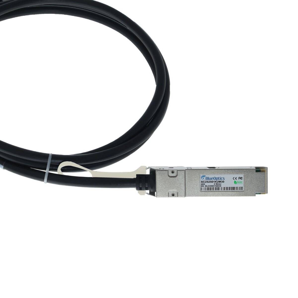 Optisches Faserkabel mit eingestecktem Transceiver-Modul, gezeigt auf weißem Hintergrund.