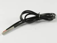 Ein schwarzes Kabel mit einer metallischen Sonde an einem Ende, möglicherweise ein Sensor, liegt aufgerollt vor einem einfarbigen Hintergrund.