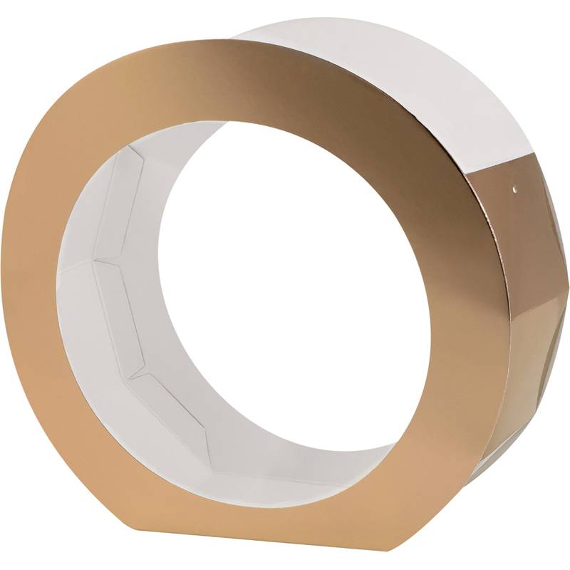 Ein großer runder Goldrahmen mit hoher Kreisform, einem leeren Zentrum und geometrischen Kanten, der Schatten auf einem weißen Hintergrund wirft und ein modernes Design erzeugt.