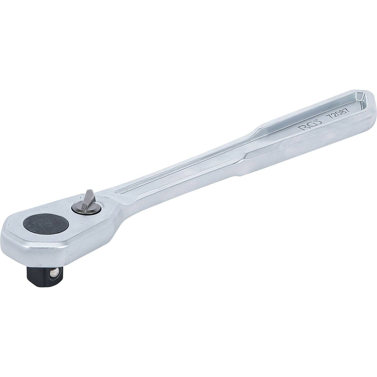 Ein silberner Ratschenschlüssel mit einem schwarzen Stecknuss-Aufsatz an einem Ende, konzipiert zum Festziehen oder Lösen von Muttern und Schrauben.