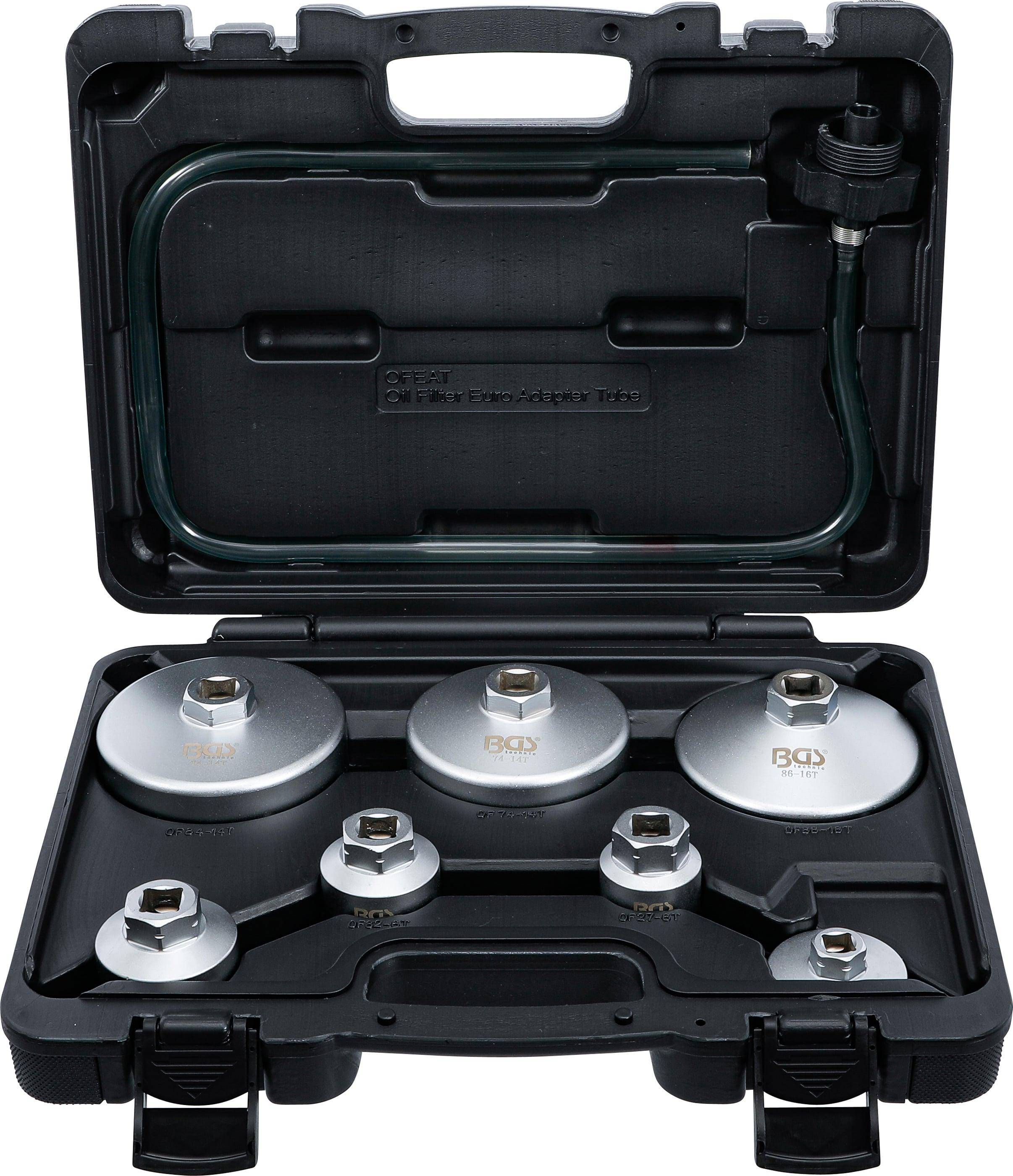 Ein schwarzer Koffer mit sechs silbernen Ölfilter-Schlüssel-Kappen verschiedener Größen, mit Schlauchverbindung, konzipiert für Fahrzeugwartungsaufgaben.