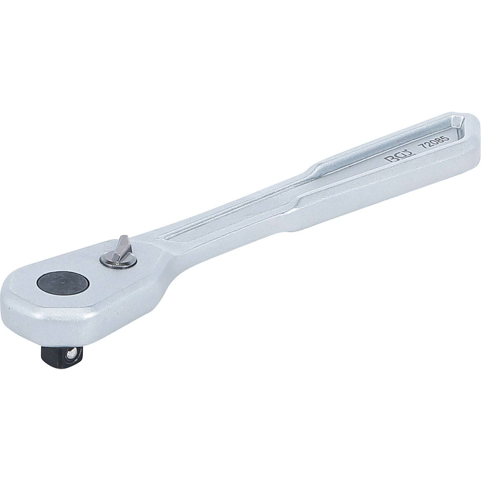 Ein silberner Ratschenschlüssel mit stabilem Griff, der zum Anziehen oder Lockern von Bolzen und Muttern ausgelegt ist, gezeigt vor weißem Hintergrund.