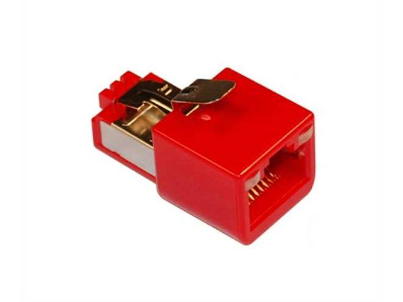 Roter RJ45-Netzwerkkabelkuppler-Adapter mit Metallclip auf weißem Hintergrund