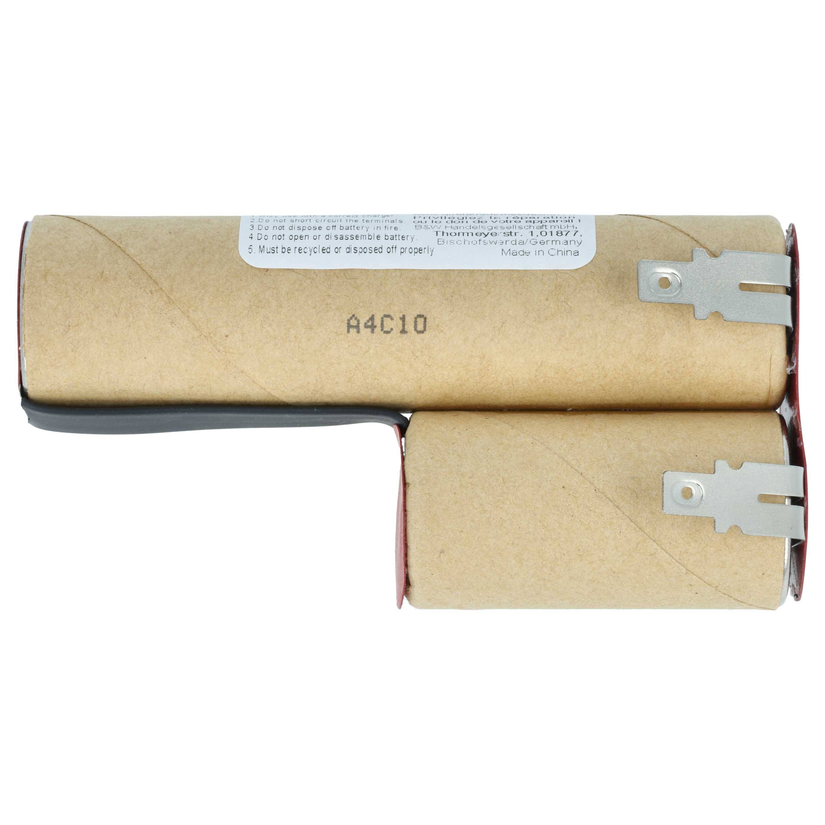 Zwei in Folie verpackte Batteriepacks, die in einer L-Form verbunden sind, mit Metallklemmen und dem Code „A4C10