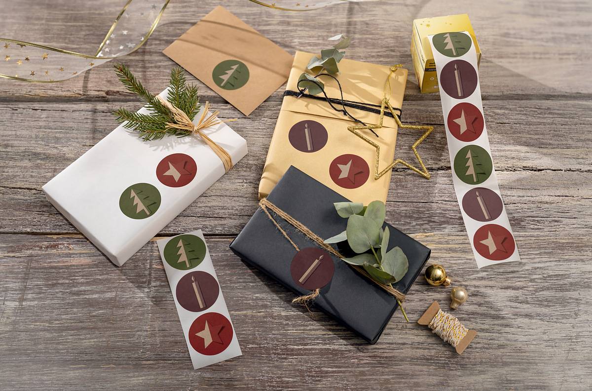 SIGEL Weihnachts-Sticker auf Rolle - 200 Sticker - 4,7 x 4,7 cm - "Cut-out style" - grün, rot, violett