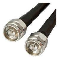 Zwei schwarze koaxiale Kabel mit silbernen Steckern auf weißem Hintergrund.