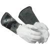 Eine Person in weißen Handschuhen hält schwarze Schutzpolster mit der Aufschrift „GUCC