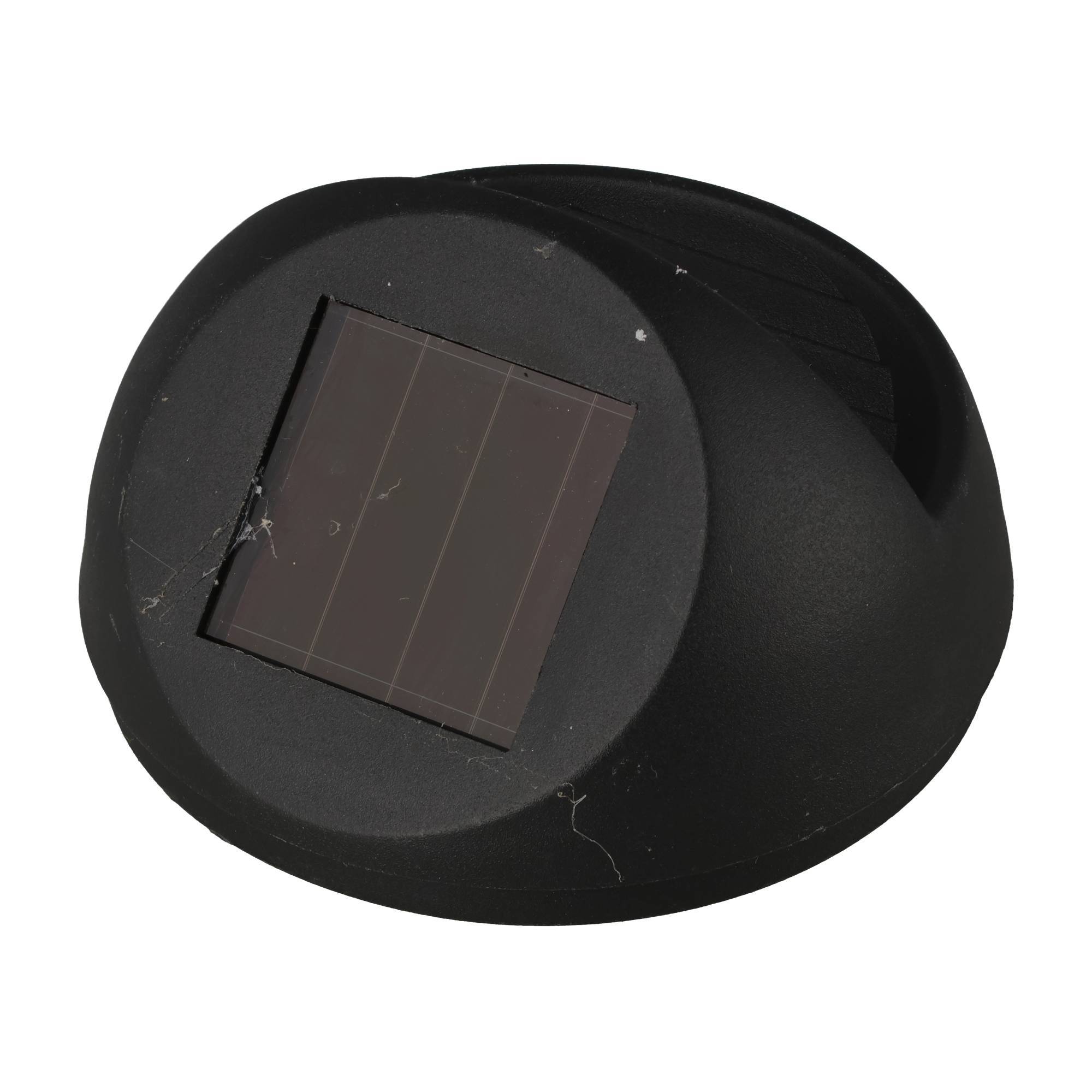 Schwarze solarbetriebene Gartenleuchte mit kleinem quadratischen Solarpanel auf der Oberseite.