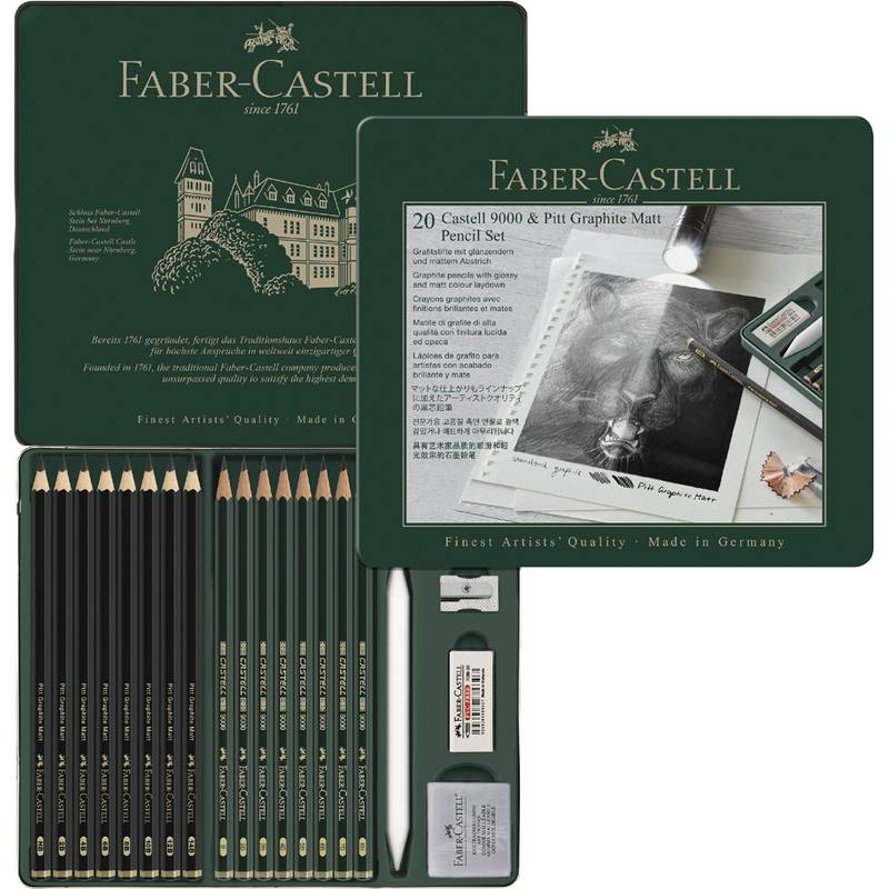 Offene Faber-Castell Grafitbleistift-Set in einer grünen Blechdose, zeigt mehrere Bleistifte, Radierer, Spitzer und Zubehör
