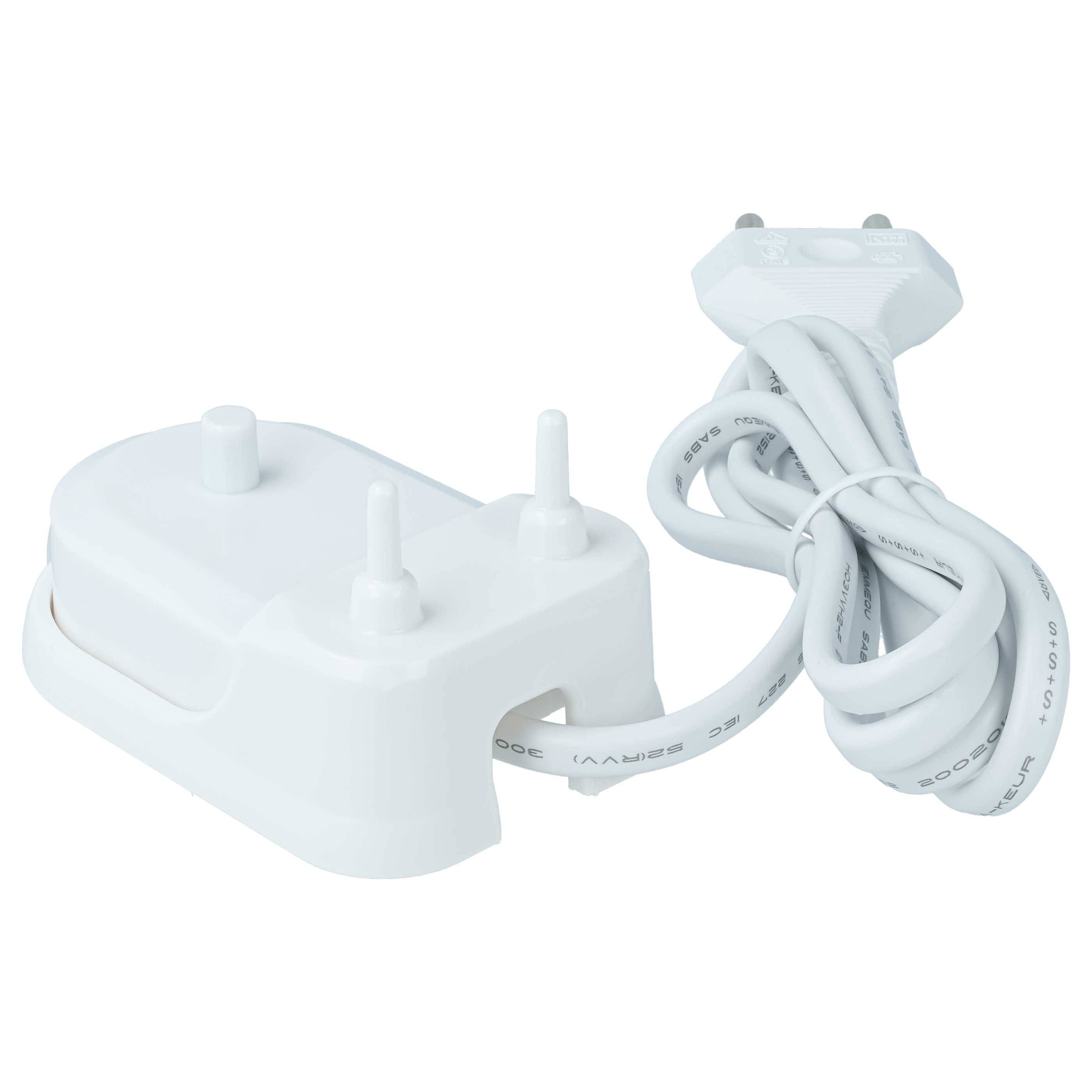Weißer britischer Dreistift-Steckdosenadapter im UK-Stil mit angeschlossenem Stromkabel auf neutralem Hintergrund