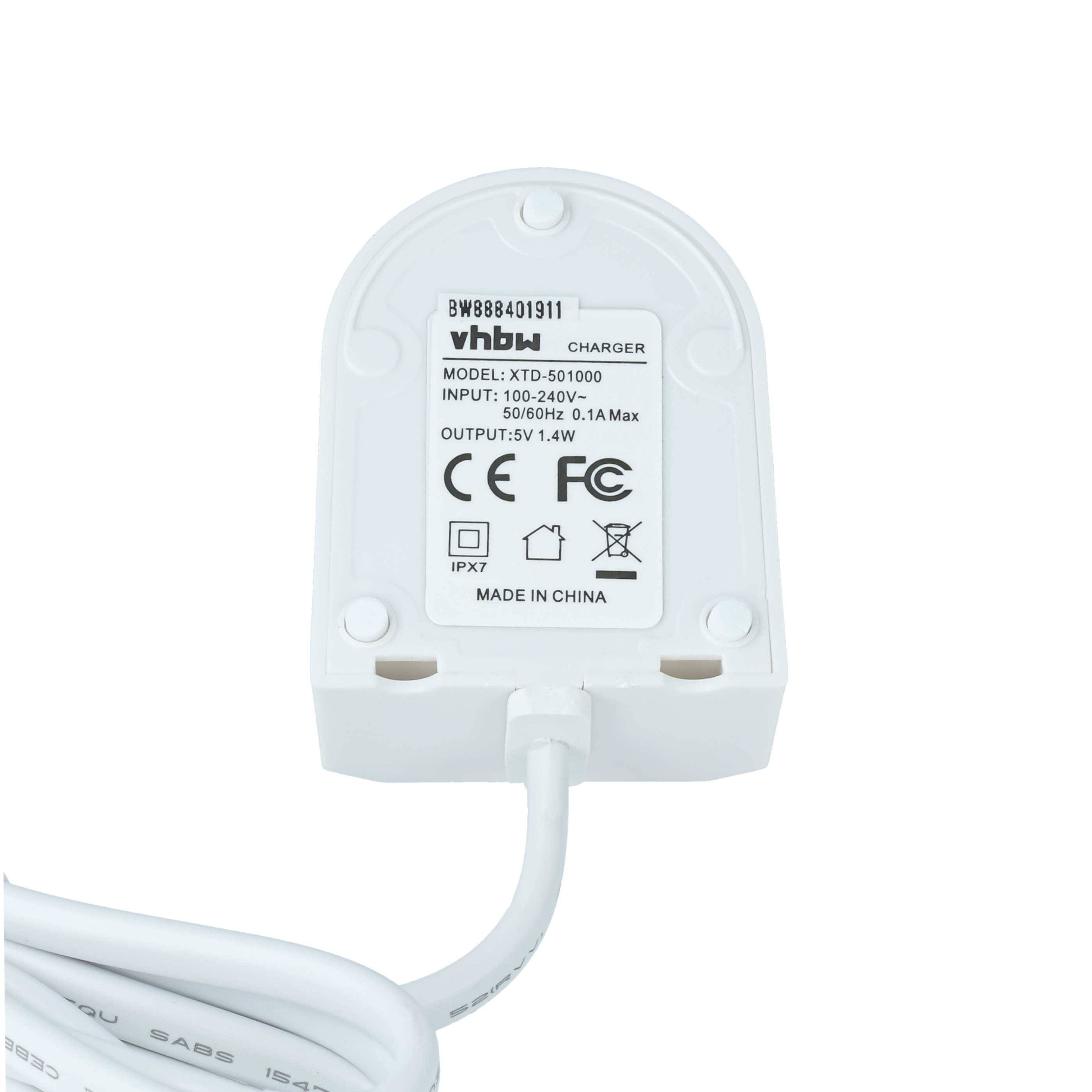 Weißes Wandladegerät mit angebrachtem Kabel, zeigt Rückenetikett mit Modell XT-D501000, Eingang 100-240V, Ausgang 5V 1,4W und CE/FCC-Markierungen.