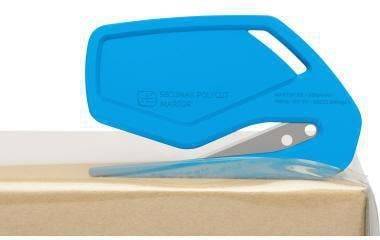 Ein blauer Brieföffner mit Griff und verborgenem Blatt ruht auf einem Karton und ist zum sicheren Öffnen von Paketen konzipiert.