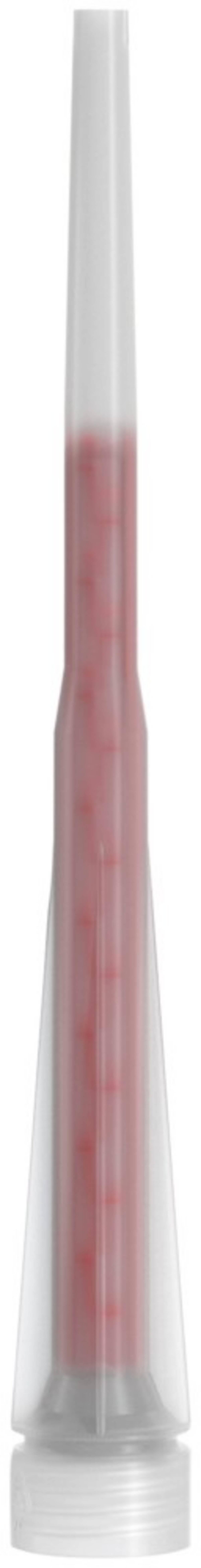 Eine klare Kunststoffpipettenspitze mit einer kleinen Menge rosa Flüssigkeitsrückstand im Inneren.