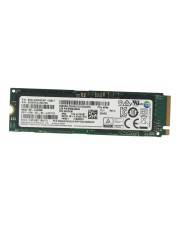 Ein schlankes M.2-Solid-State-Drive-Modul mit einer Beschriftung und einem Stecker, dargestellt vor einem weißen Hintergrund.