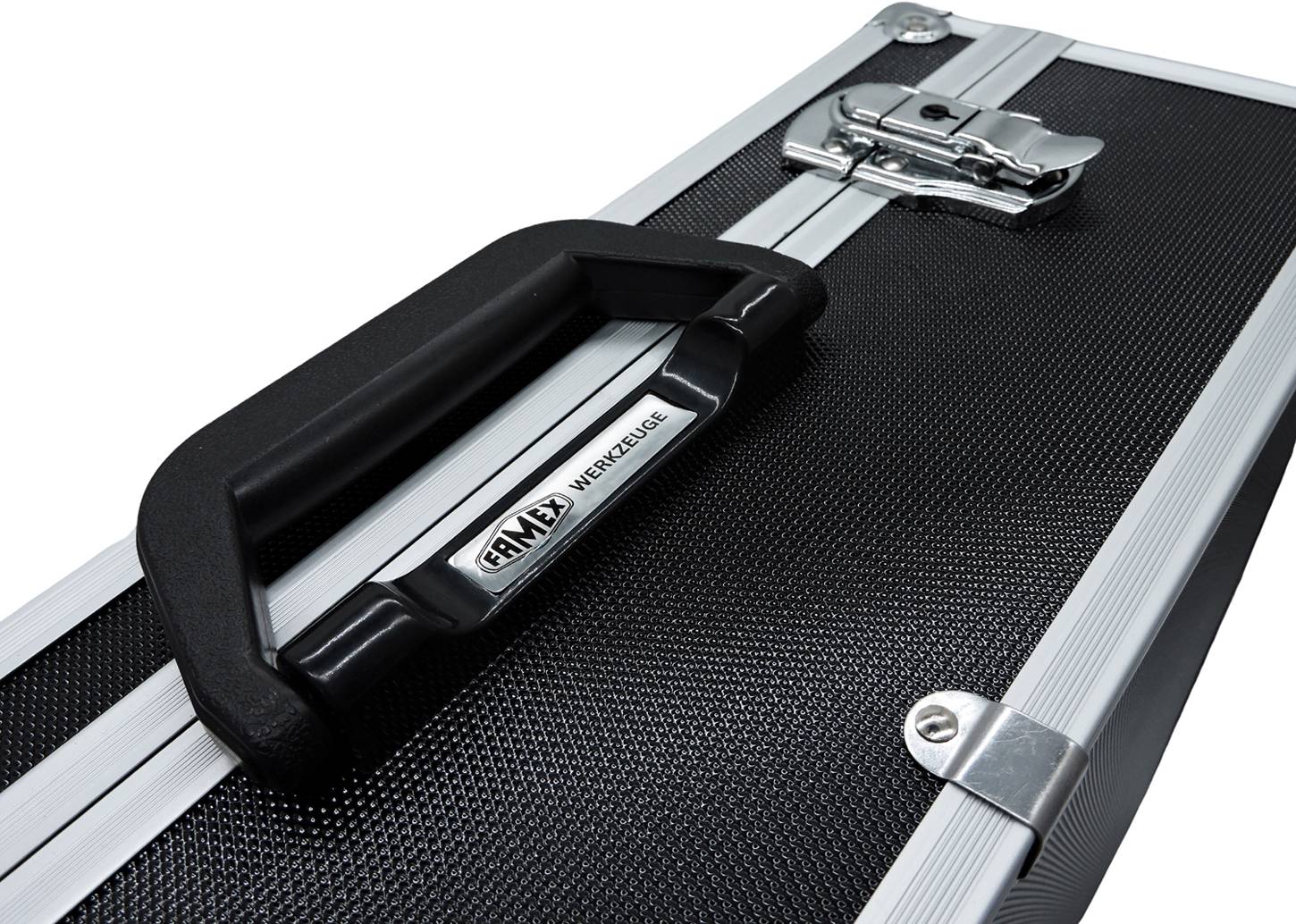 Eine Nahaufnahme einer strukturierten schwarzen und silbernen Werkzeugkiste mit einem großen schwarzen Griff und einem Schnappverschluss, mit einem kleinen Logo-Etikett, auf dem 