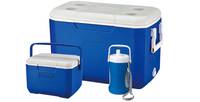 Drei blau isolierte Kühlboxen mit weißen Deckeln, bestehend aus einer großen Truhe, einer kleineren Lunch-Kühlbox und einer flaschenförmigen Thermoskanne mit Griff.
