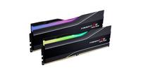 Zwei RGB-beleuchtete Computerspeichermodule, eines blauviolett und eines grün-gold, auf weißem Hintergrund dargestellt.