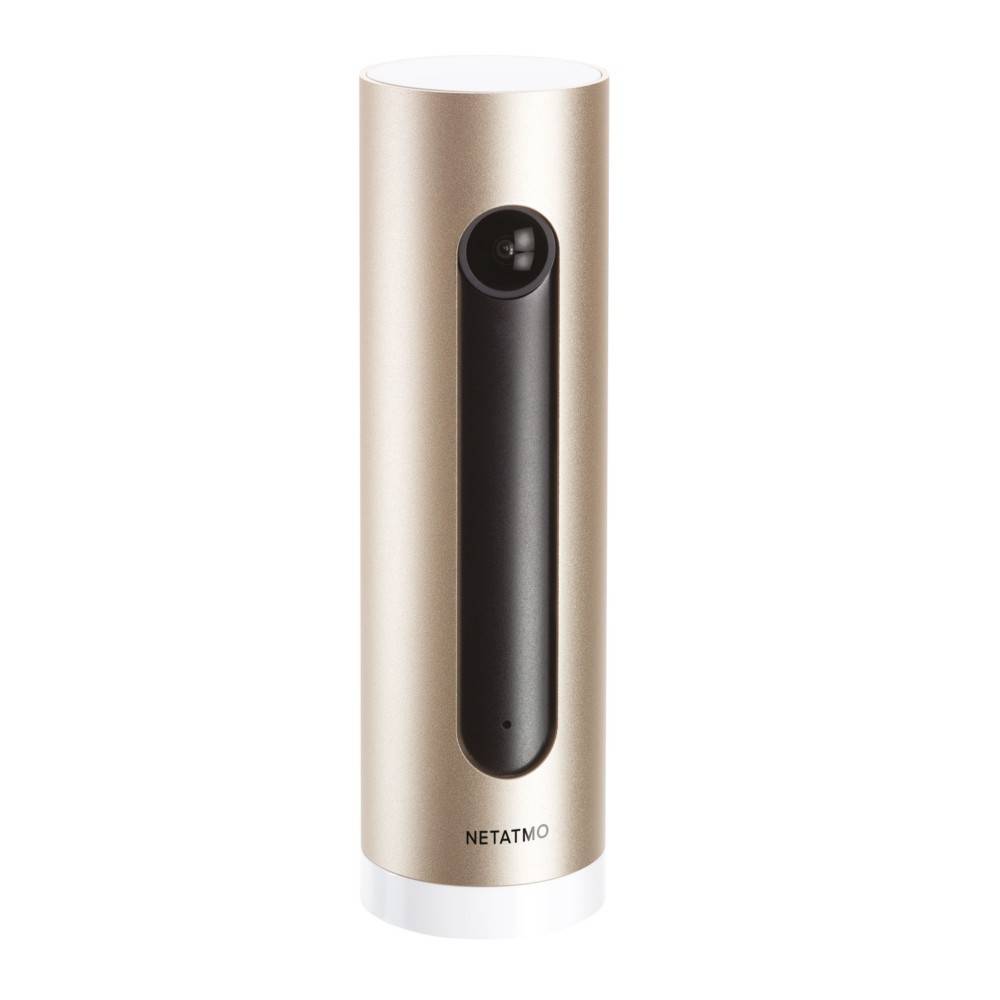 Eine schlanke, zylindrische Smart-Home-Sicherheitskamera mit metallischer Oberfläche, auf deren Unterseite der Markenname „Netatmo