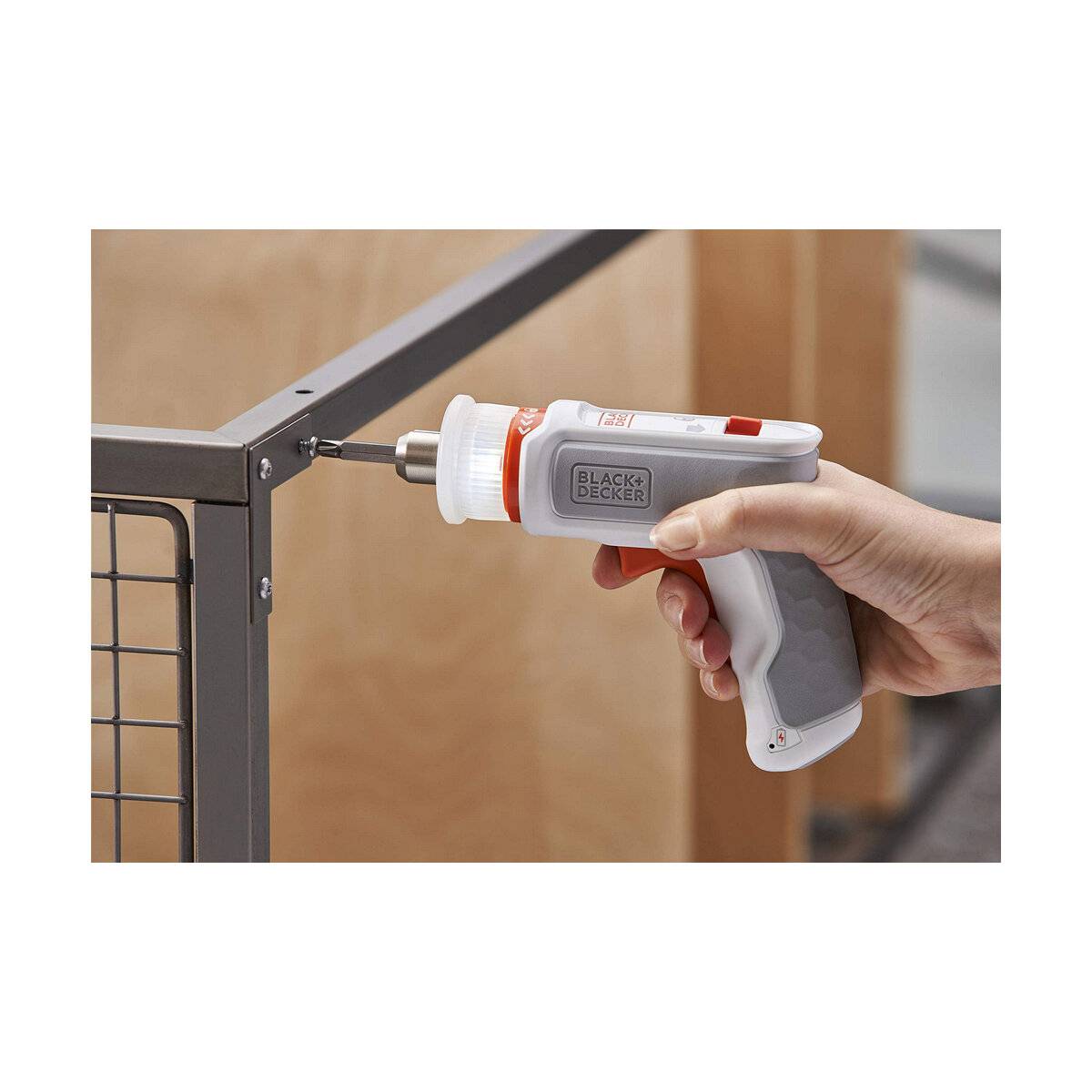 Mit einem Black+Decker Akku-Schrauber eine Schraube von Hand in eine Metallrahmenecke bohren.