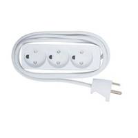 Ein weißes Steckdosenleisten-Set mit drei Steckdosen, weißem Stromkabel und Stecker, das darum gewickelt ist.