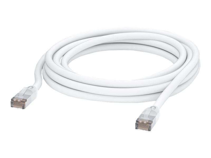 Weißes Ethernet-Netzwerkkabel mit RJ45-Steckern an beiden Enden, aufgerollt auf einem schlichten Hintergrund.