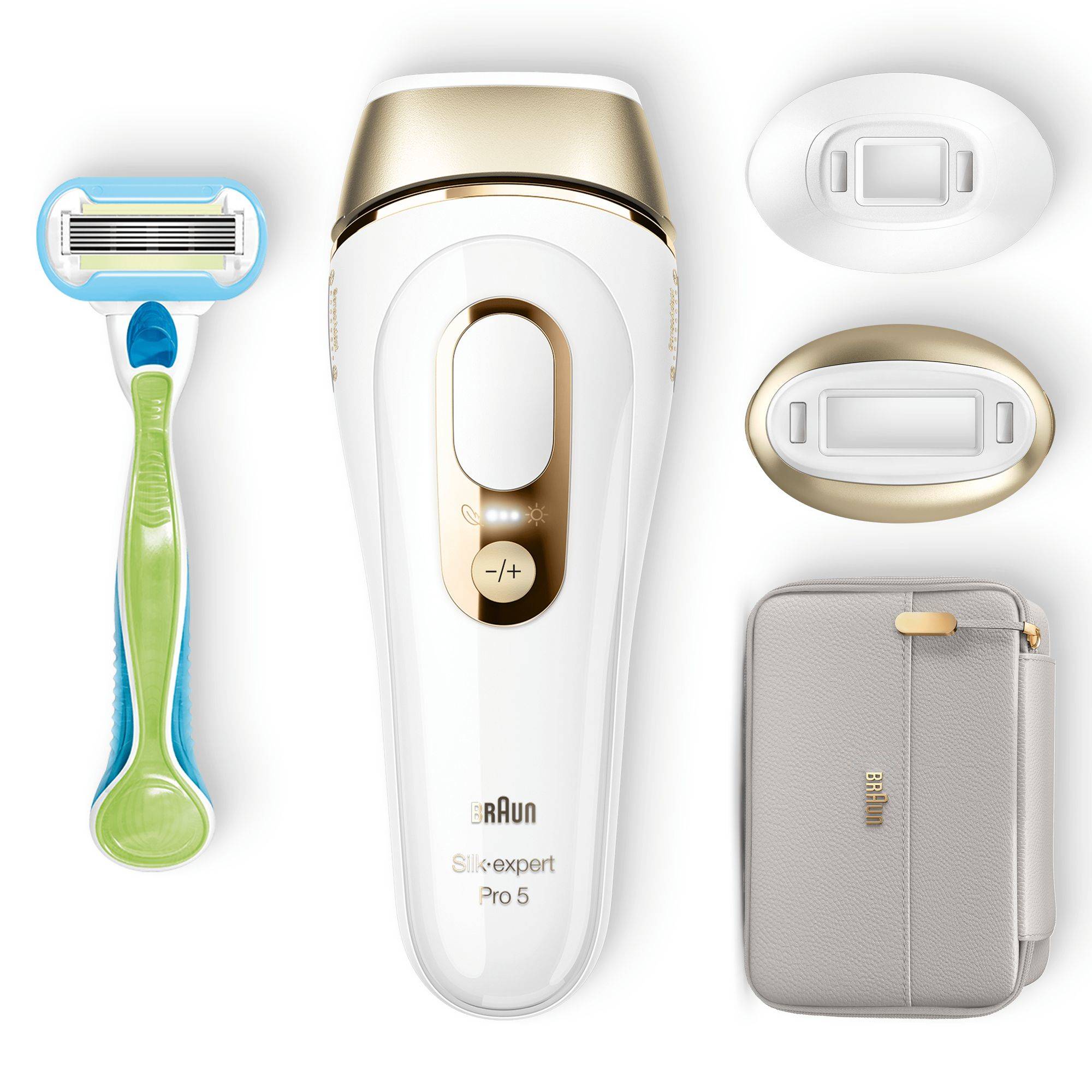 Braun Silk-expert Pro 5 IPL-Haarglättungsgerät mit Rasierer, Adapter-Aufsätzen und Tragetasche auf weißem Hintergrund.