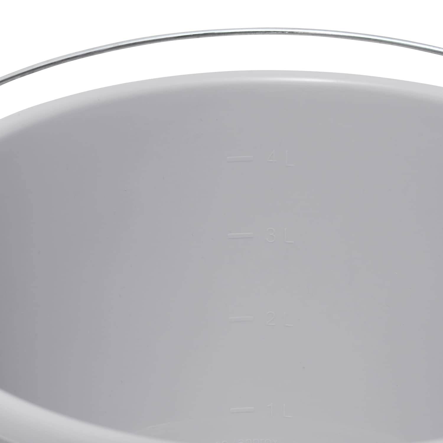 Nahaufnahme eines grauen Messbehälters mit geprägten Volumenmarkierungen bei 1L, 2L, 3L und 4L.